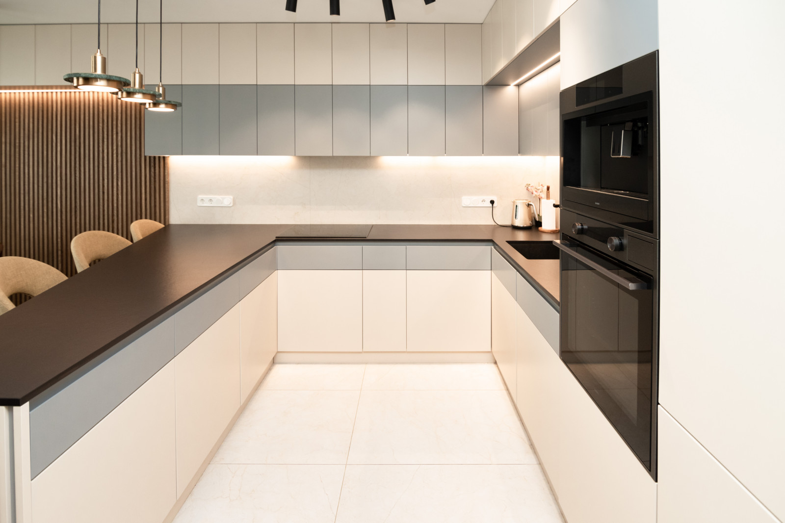 Современная кухня-гостиная с необычной барной стойкой и ТВ-зоной