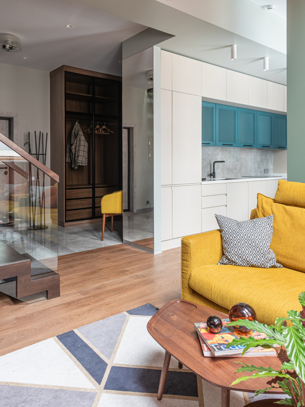 Взрыв цвета на мансардном этаже