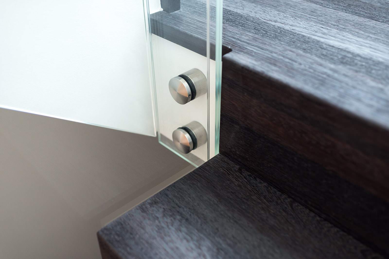 Лестница венге со стеклянной балюстрадой и деревянными перилами