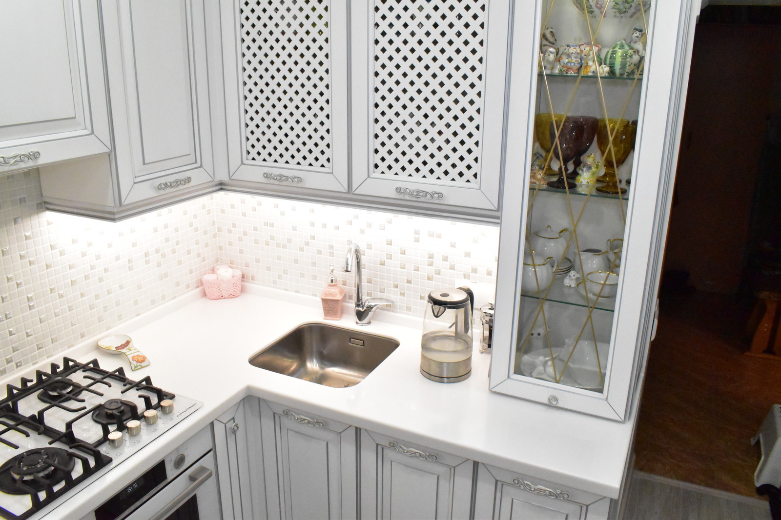 Кухня из массива бука, модель ЭКО в белом цвете с серебряной патиной