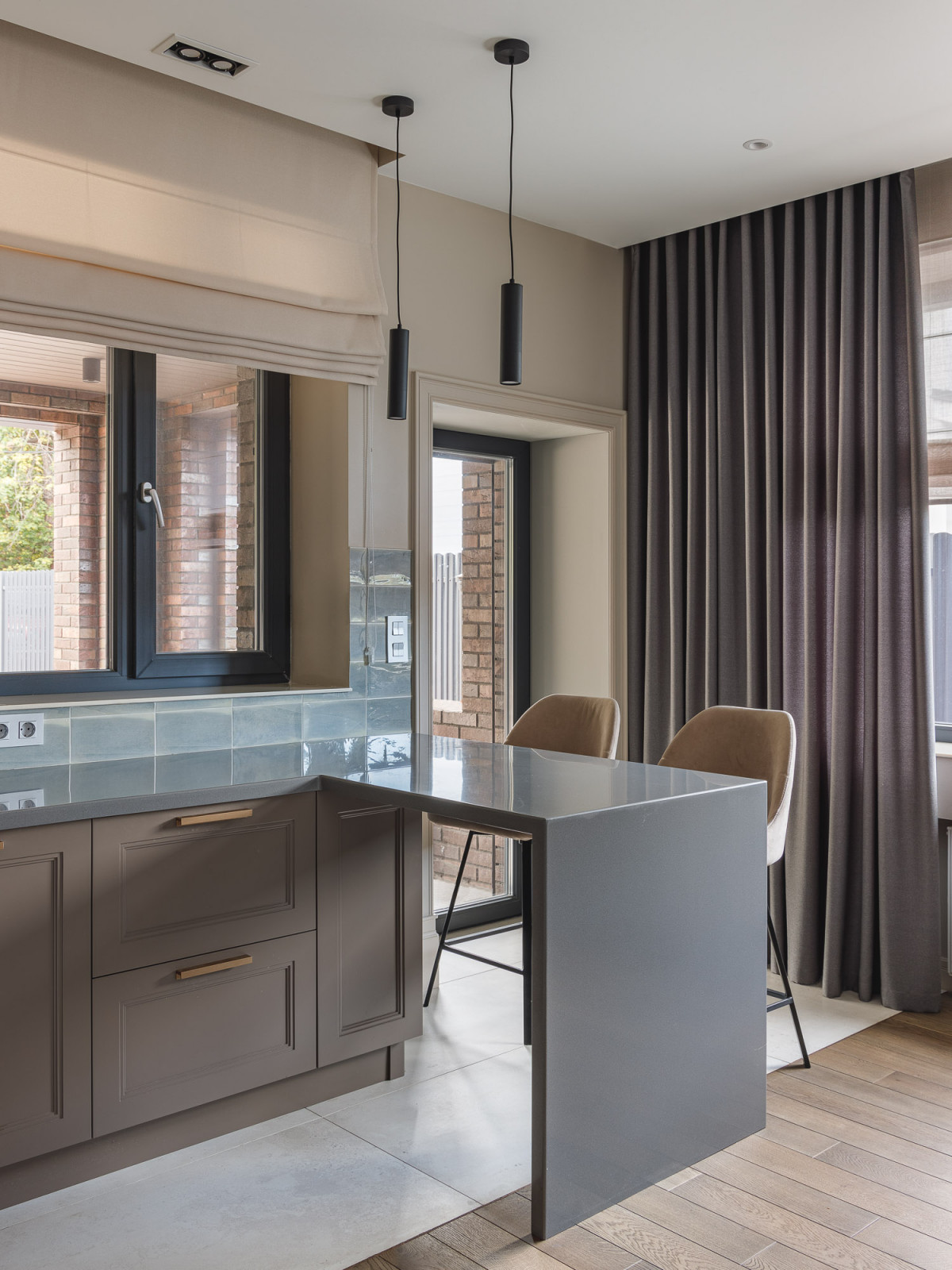 Кухня-гостиная с камином в коттедже Малая Царевщина