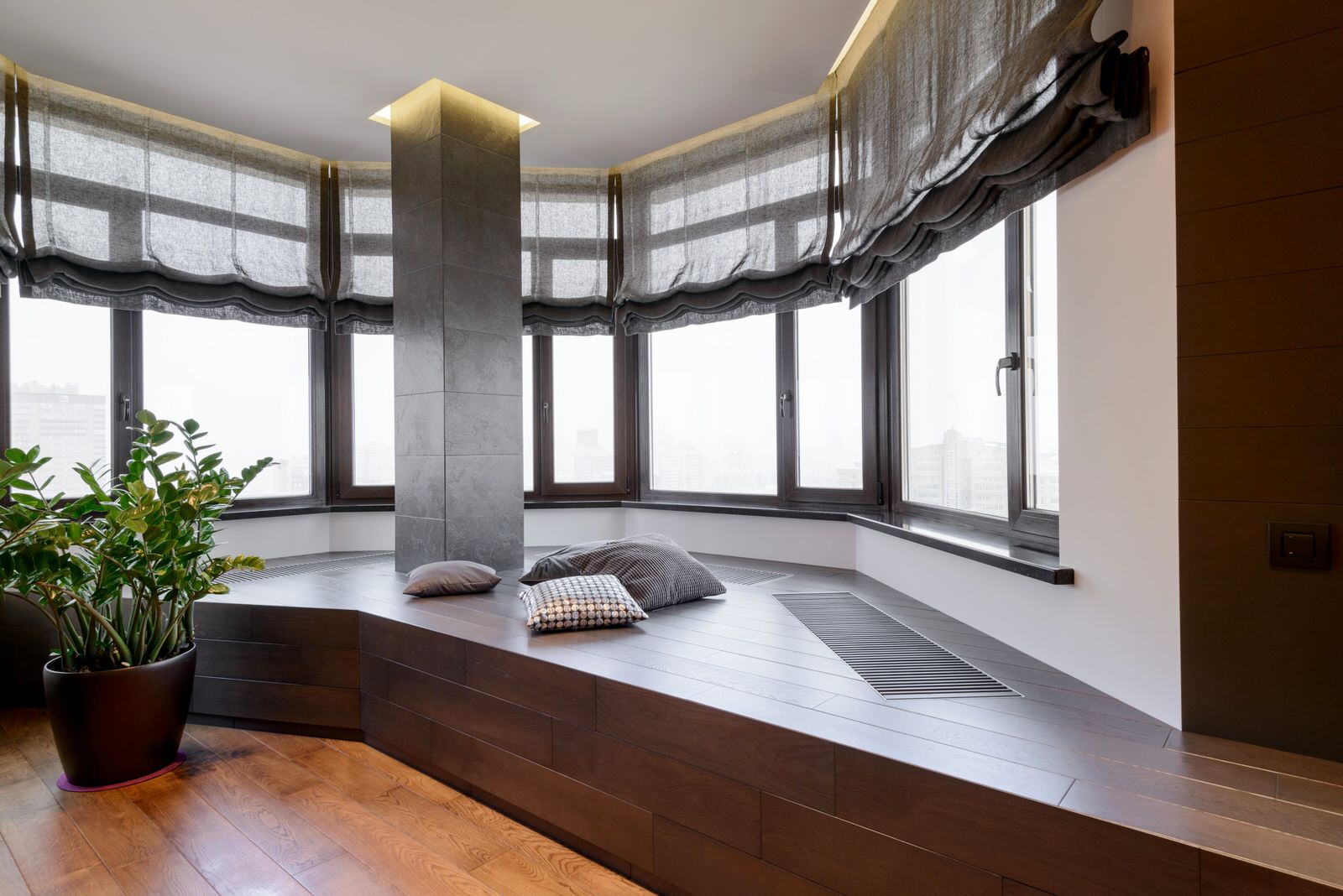 Лаунж-зона у окна из массива дуба