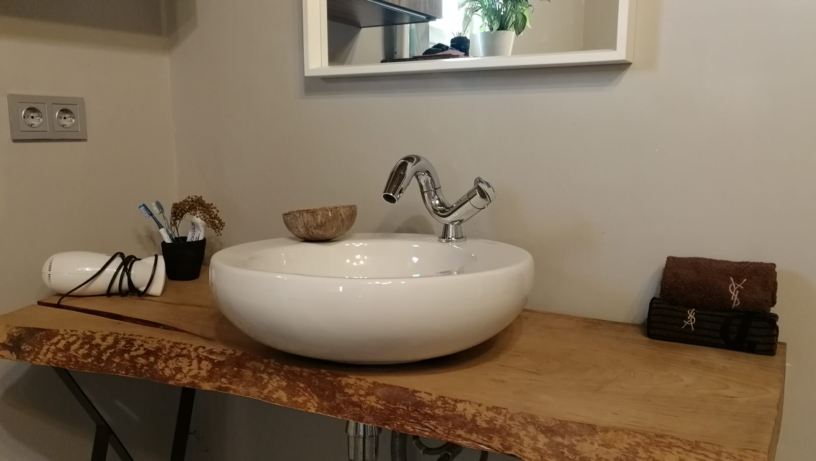 Ванная в эко стиле,  с элементами бамбука и трасника