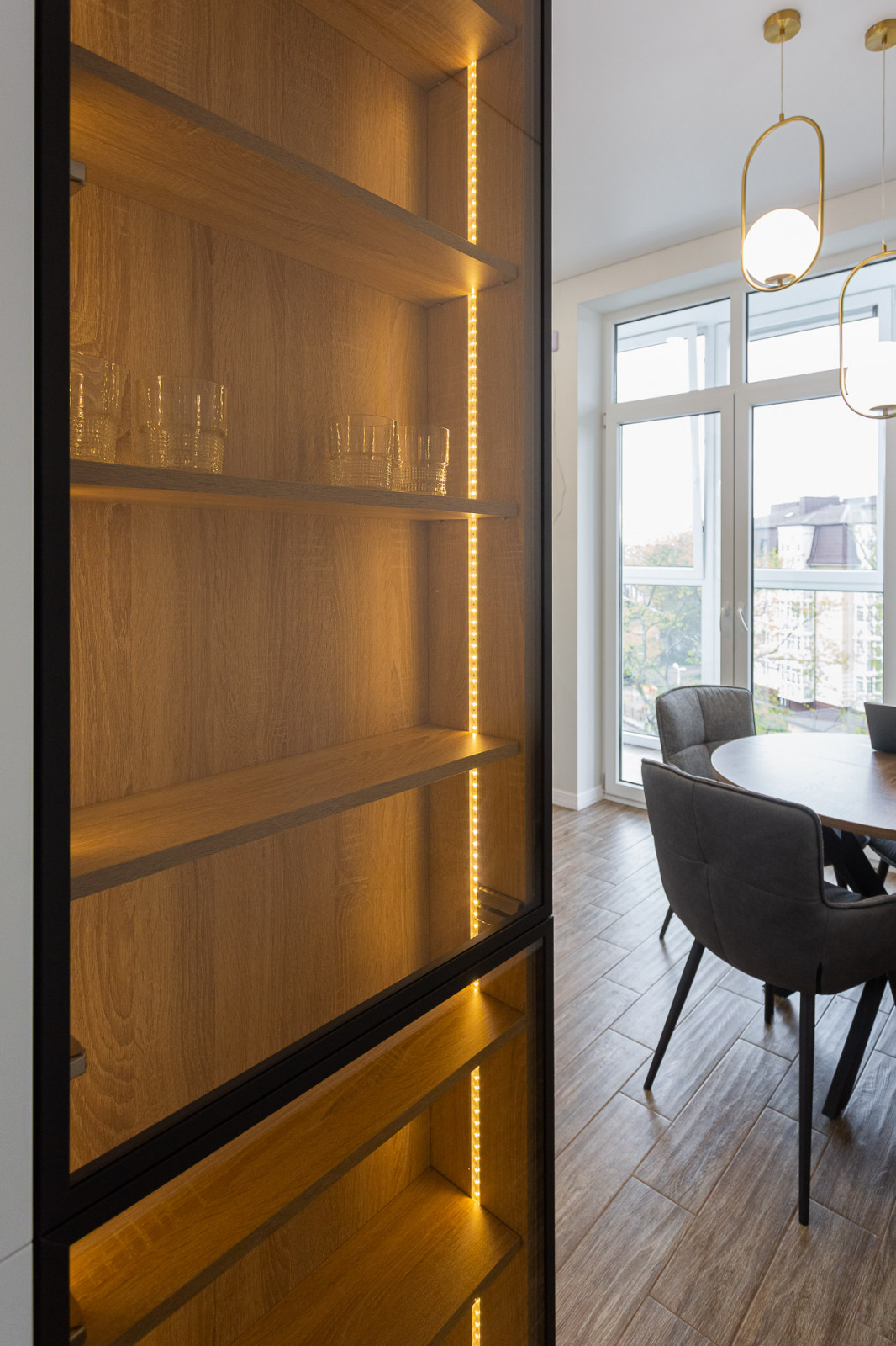 Серая комбинированная кухня в современном стиле