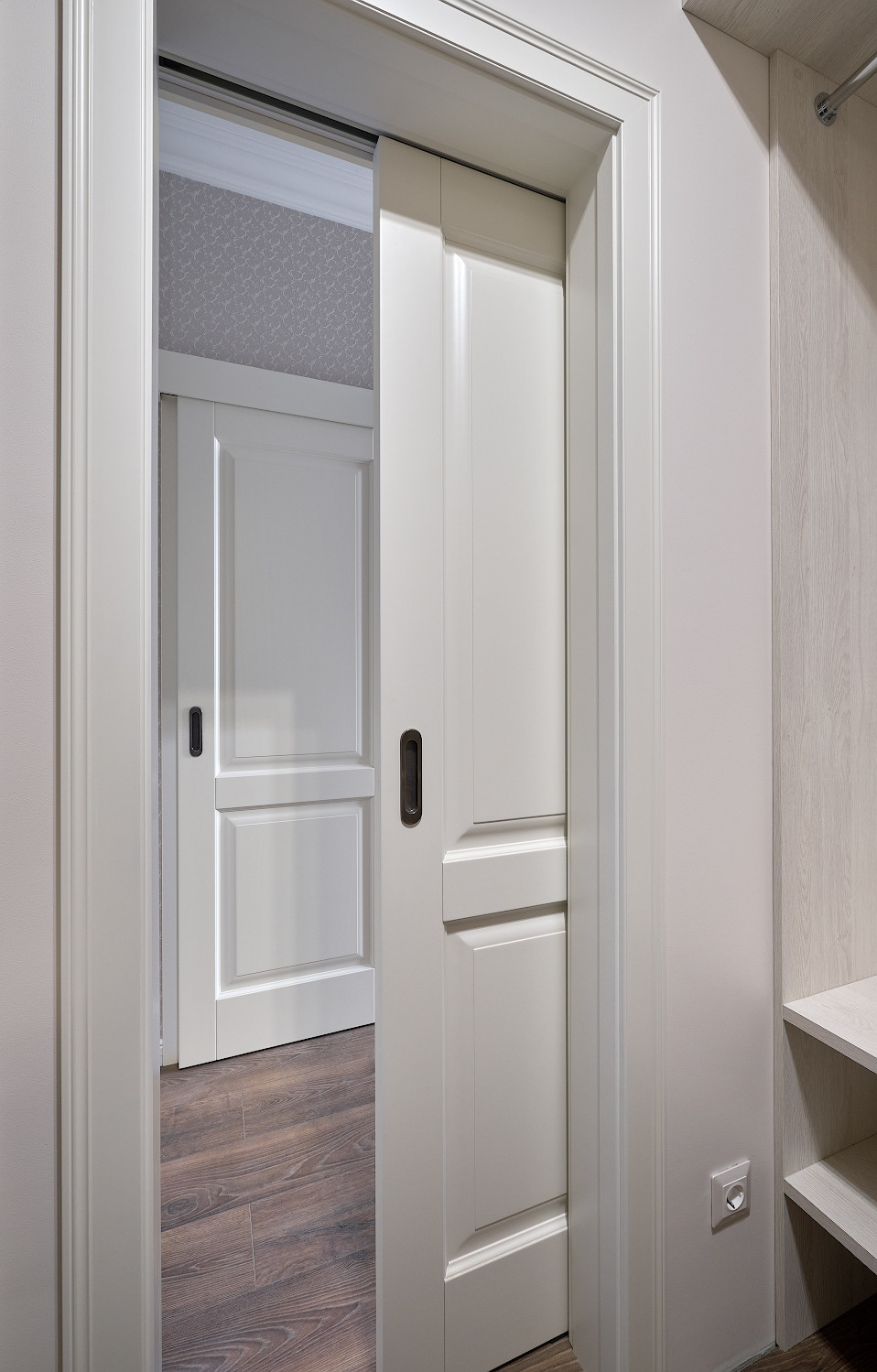 Белые Кантри в классическом интерьере