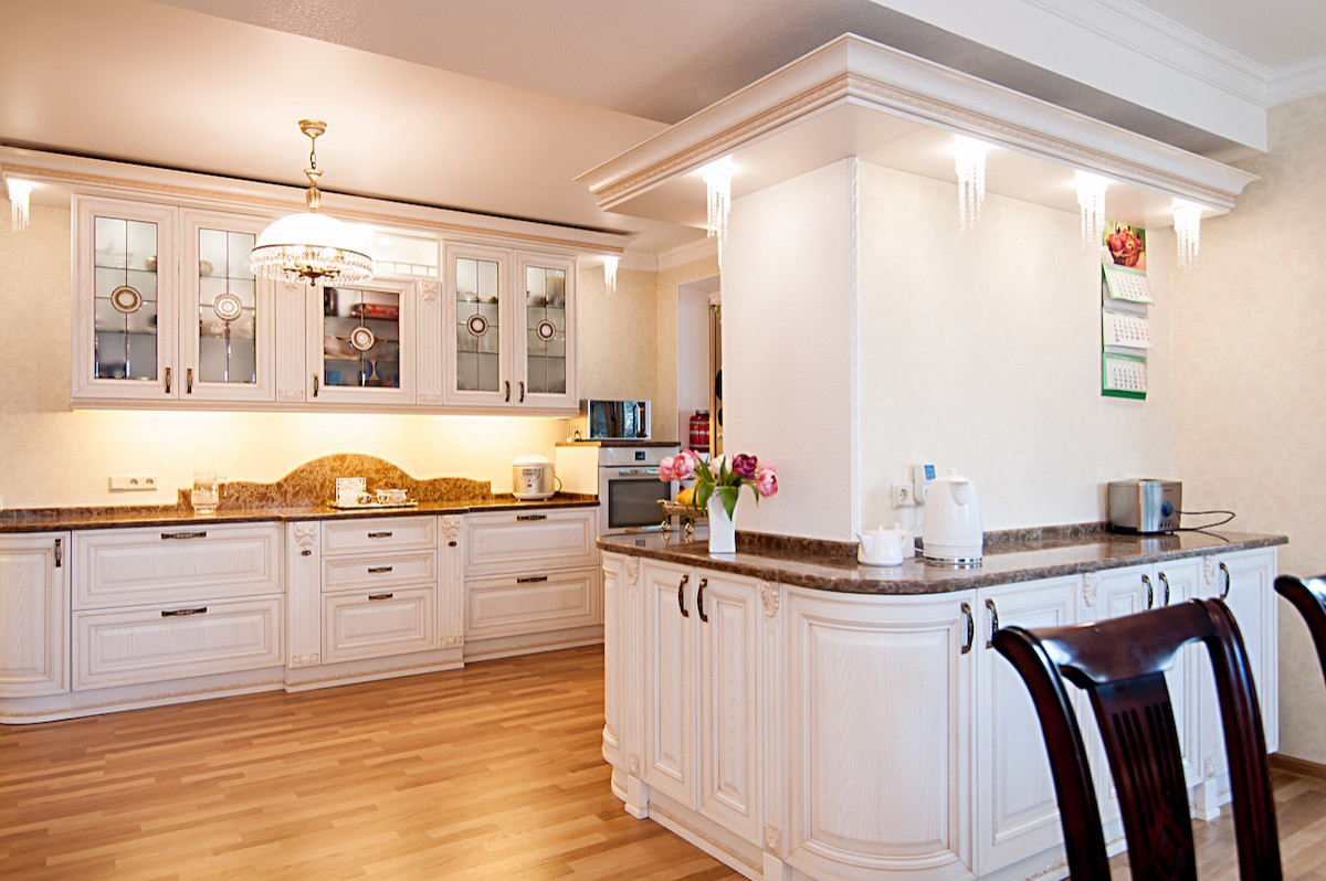 Изящный классический кухонный гарнитур