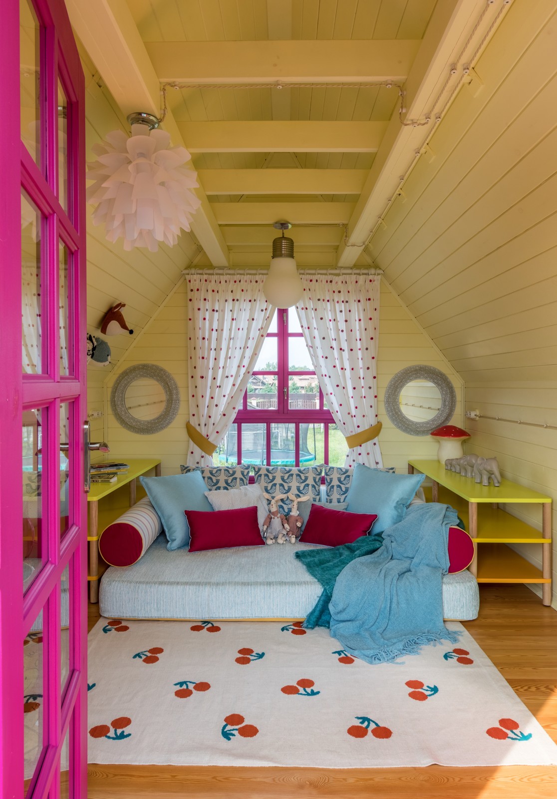 Яркая дача для телеведущей