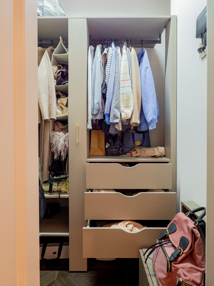 Меблировка квартиры: необычная кухня и гардеробная