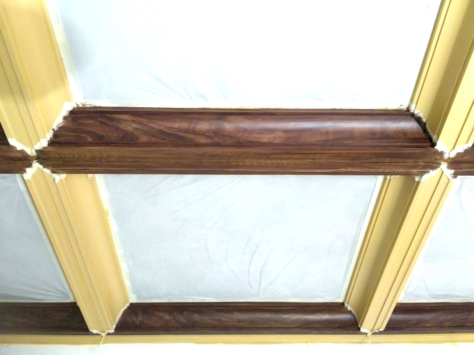 Разделка под орех гипсовых кессонов на потолке.