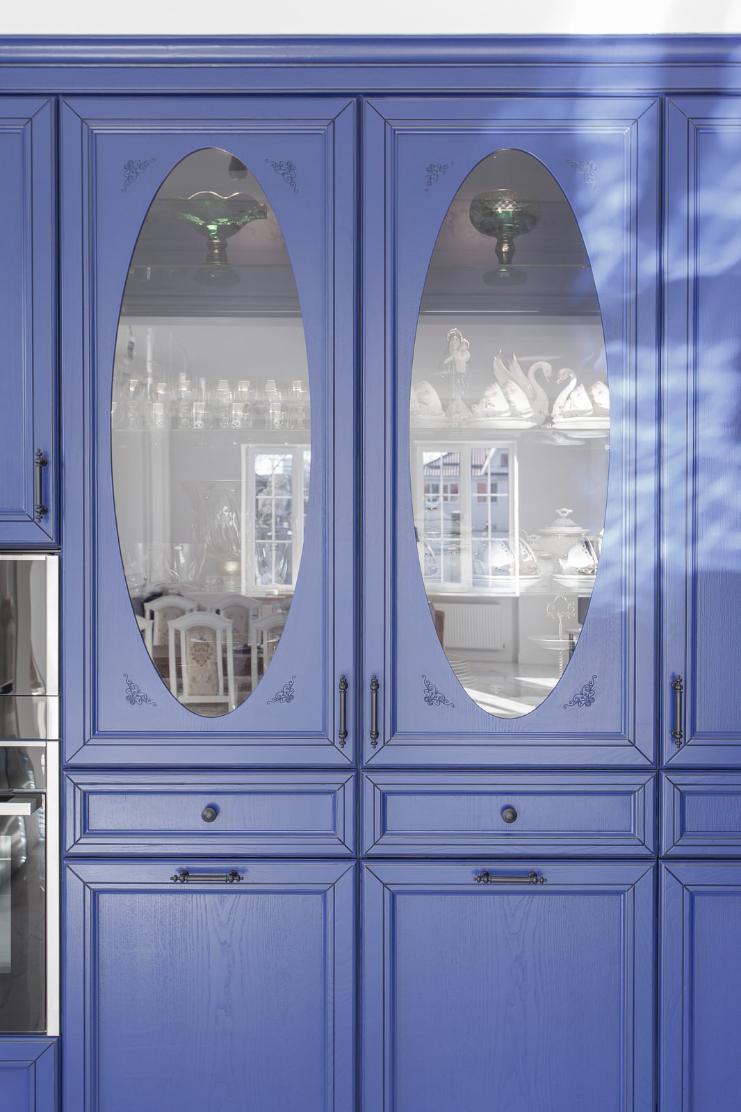 Кухня королевского синего цвета, массив ясеня, классика.