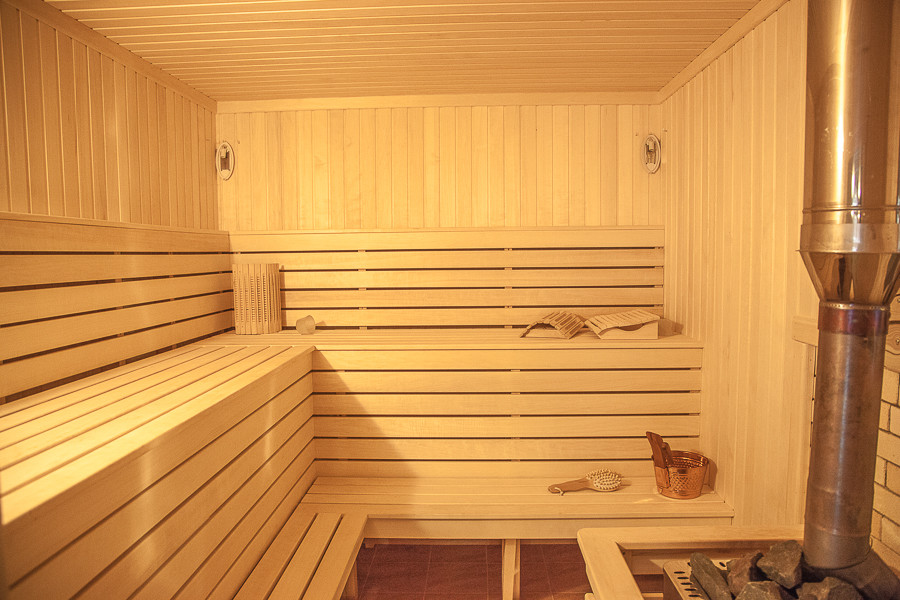 Бассейн в деревянном доме