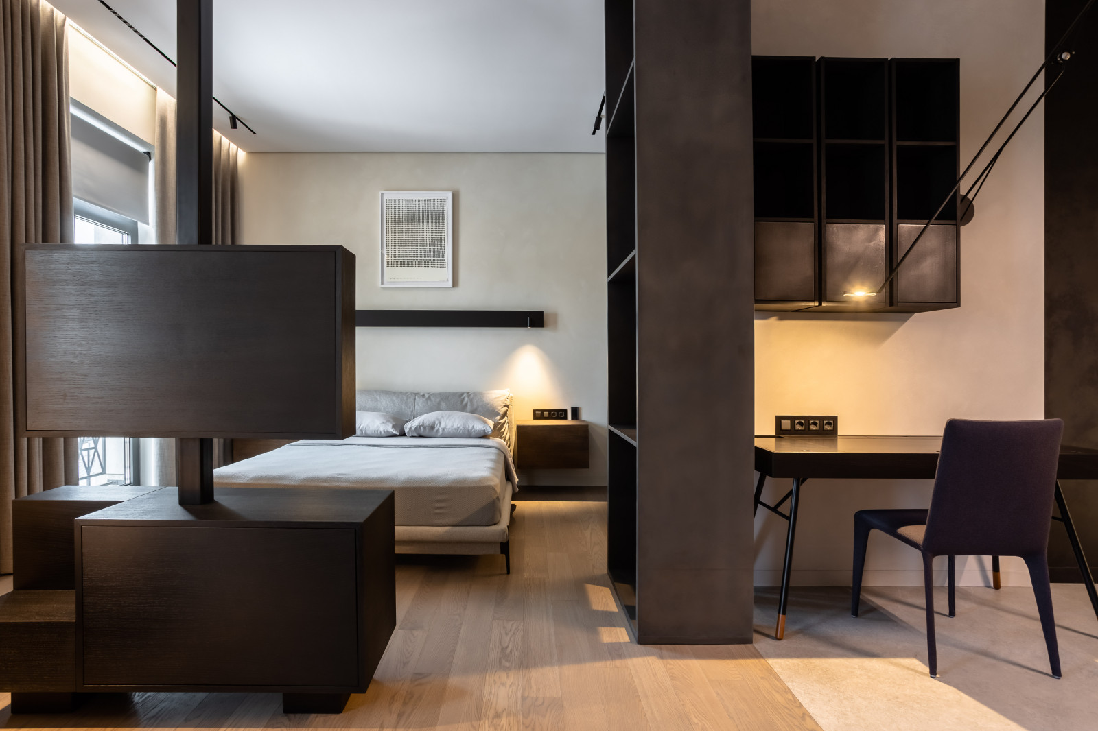 Обложка проекта: Черно-белая студия с парижским акцентом