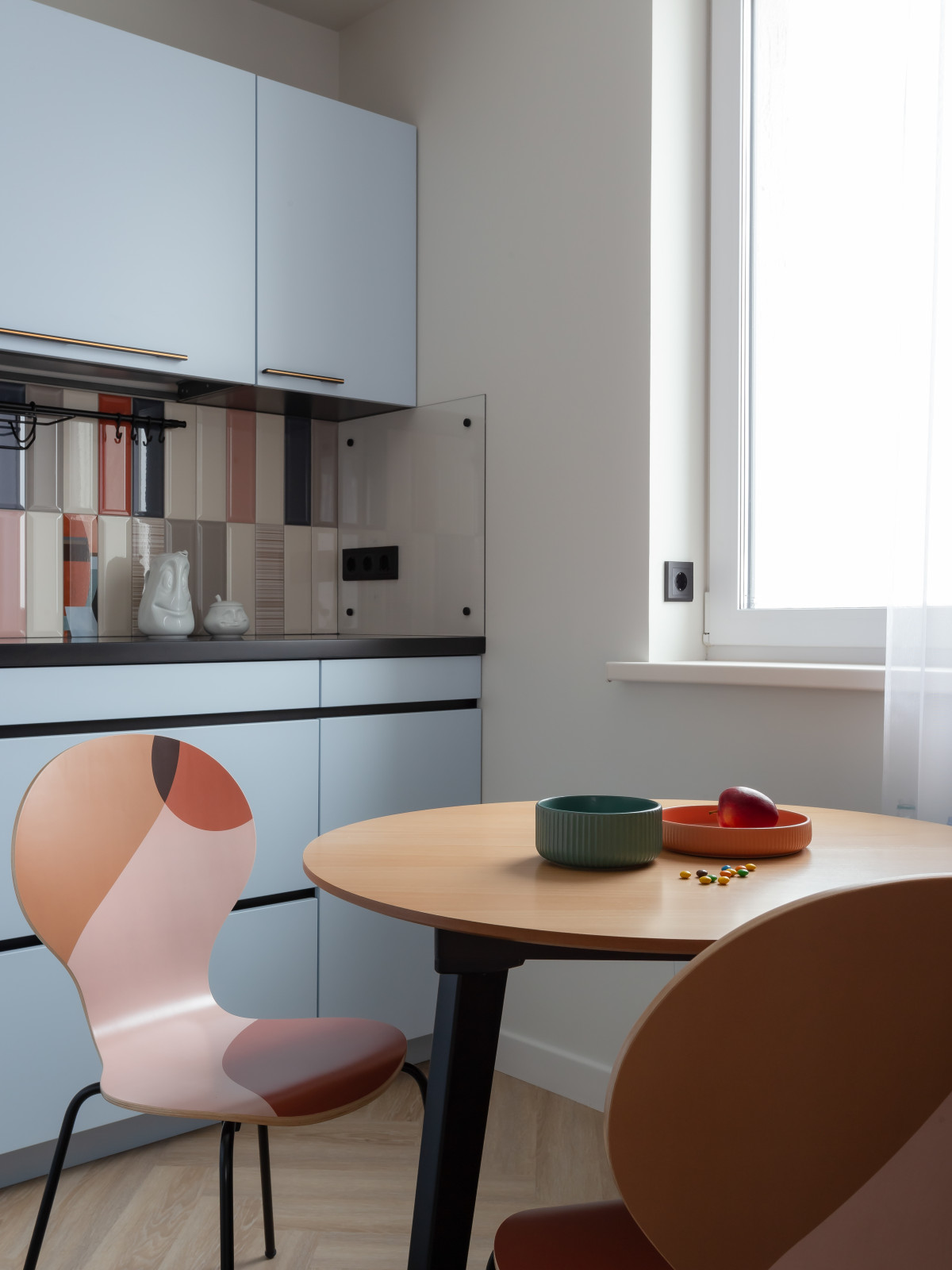 Малые м2 - не помеха комфорта. Смелый и яркий интерьер для молодой семьи