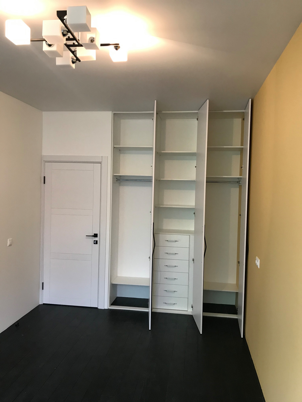 Встроенный шкаф в нишу