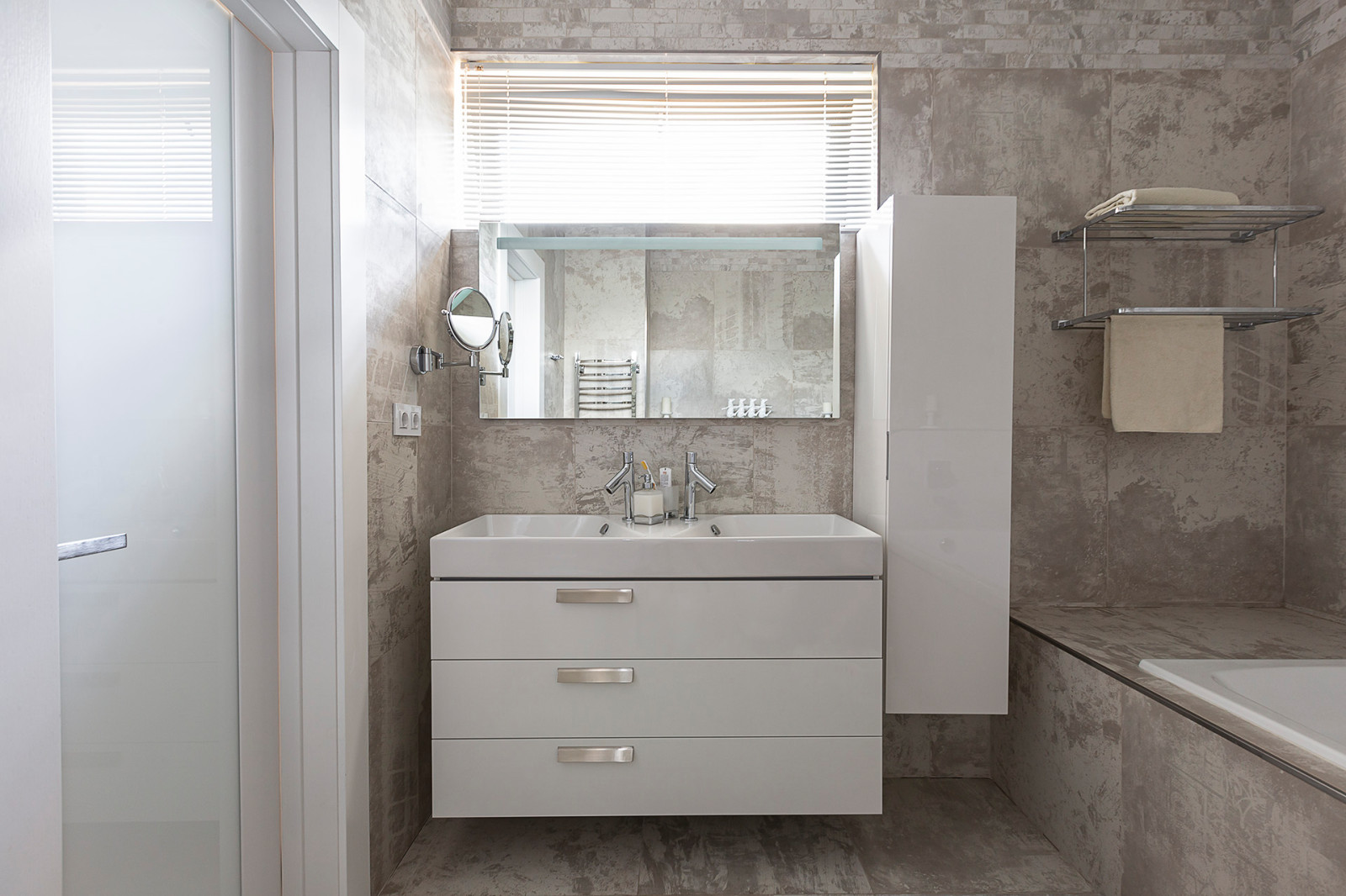 Дом с серебристыми стенами / House with silver walls