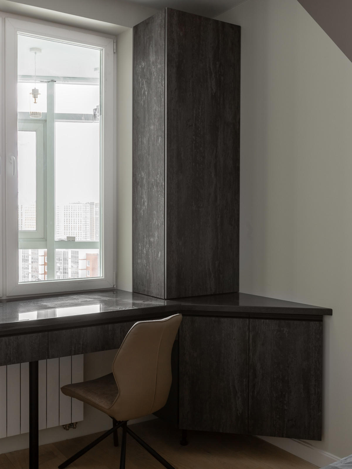 Рабочее место под подоконник в детской в ЖК Маяк