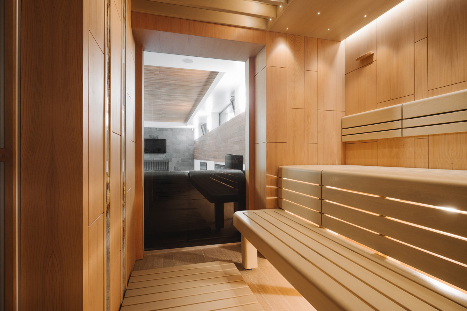 Полки - липа тонированная.