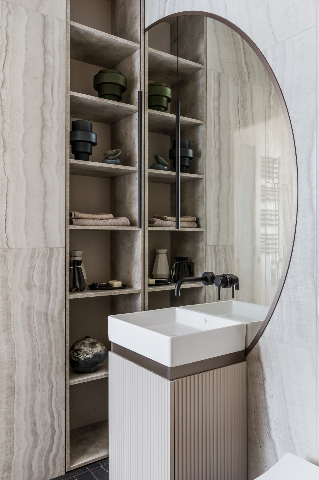 Дом с синими человечками