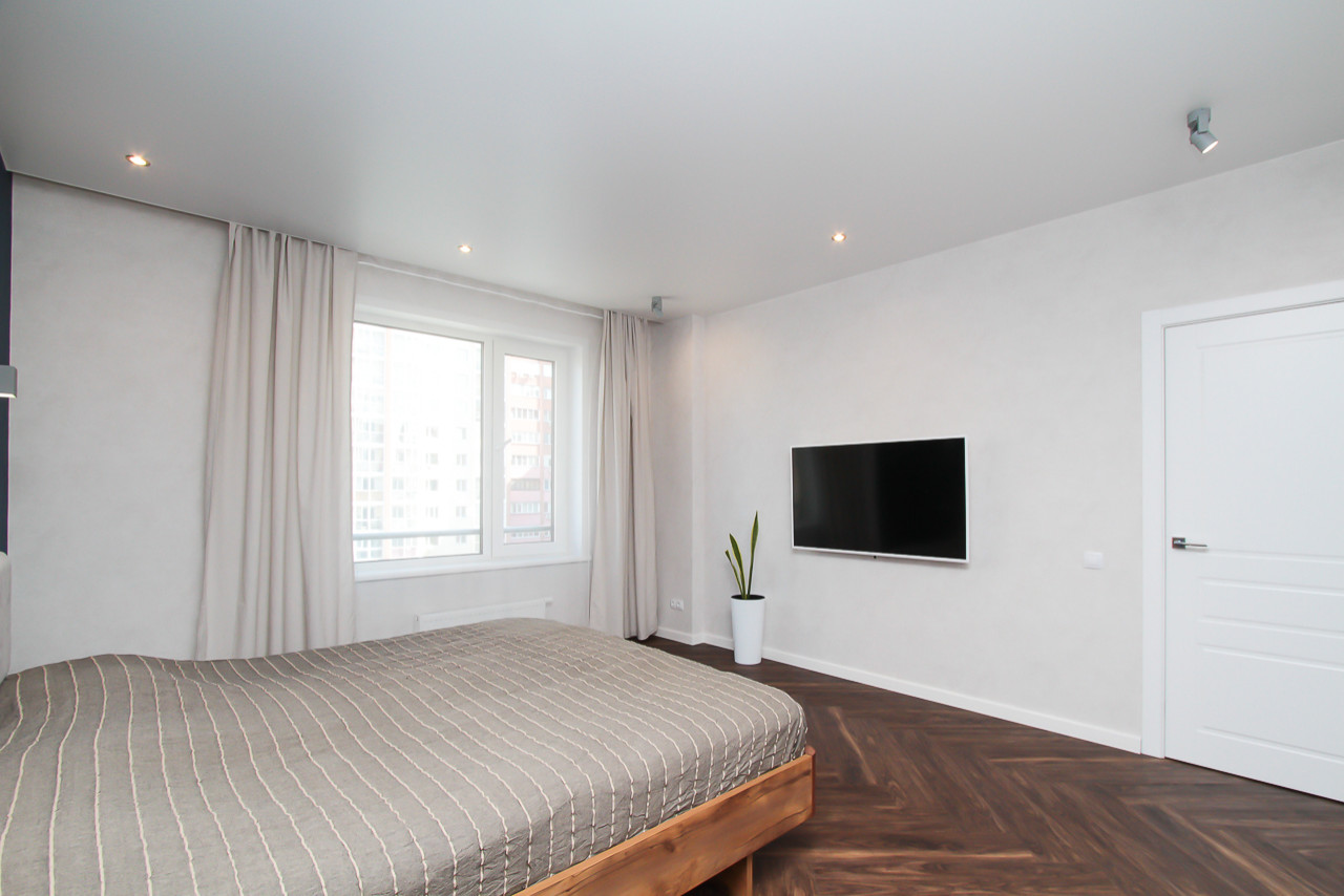 Квартира в современном стиле с яркими цветовыми акцентами.