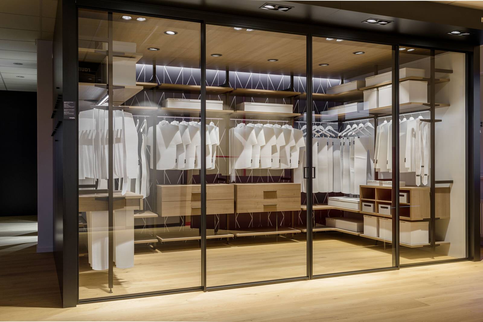 Раздвижные двери raumplus в темном профиле