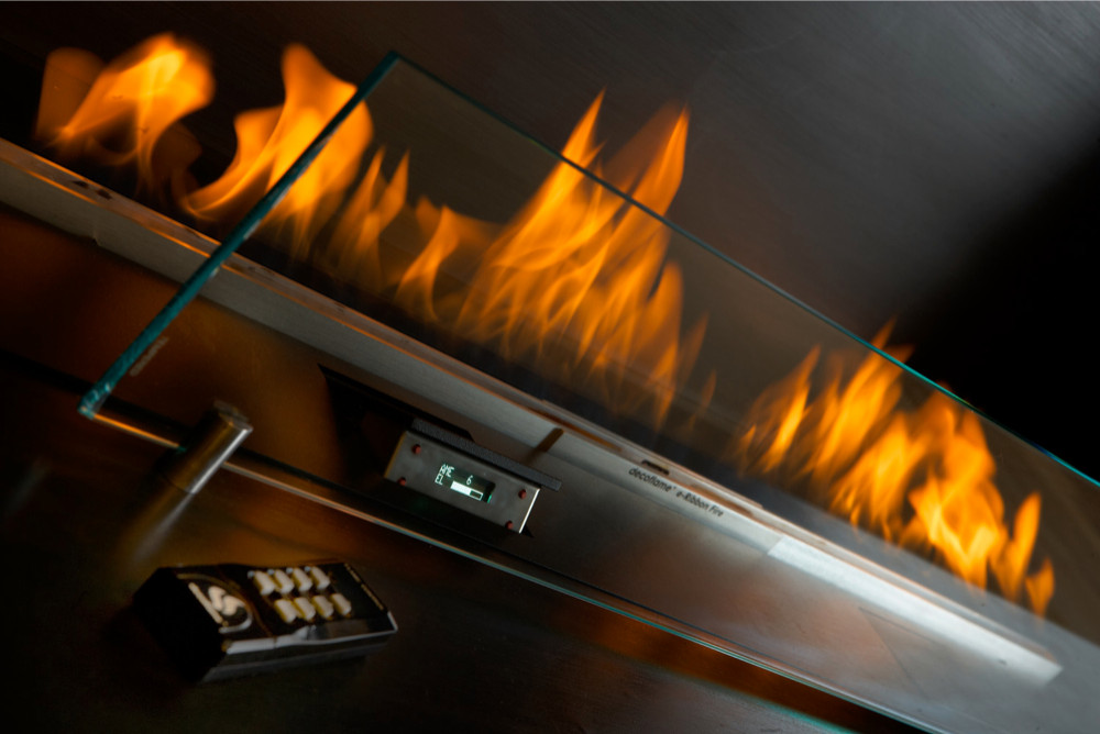 Гостиная с автоматическим биокамином встроенным под телевизором