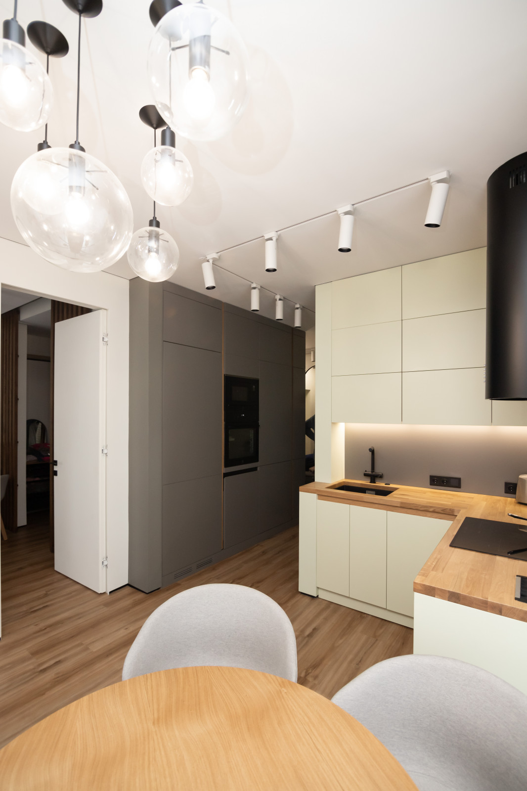 Компактная кухня-прихожая в современном стиле