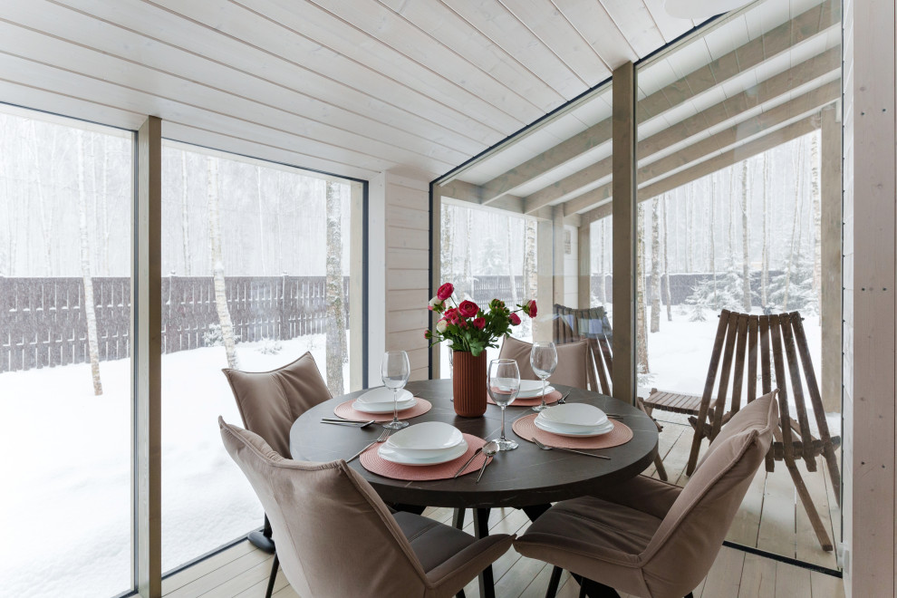 Уютный дом среди берез