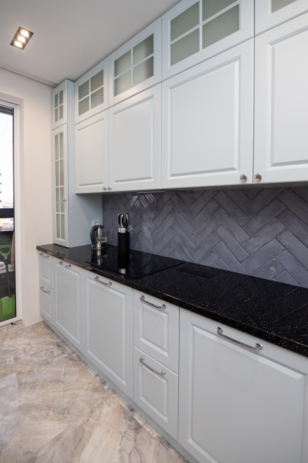 Кухня в серо-голубом цвете с барной стойкой