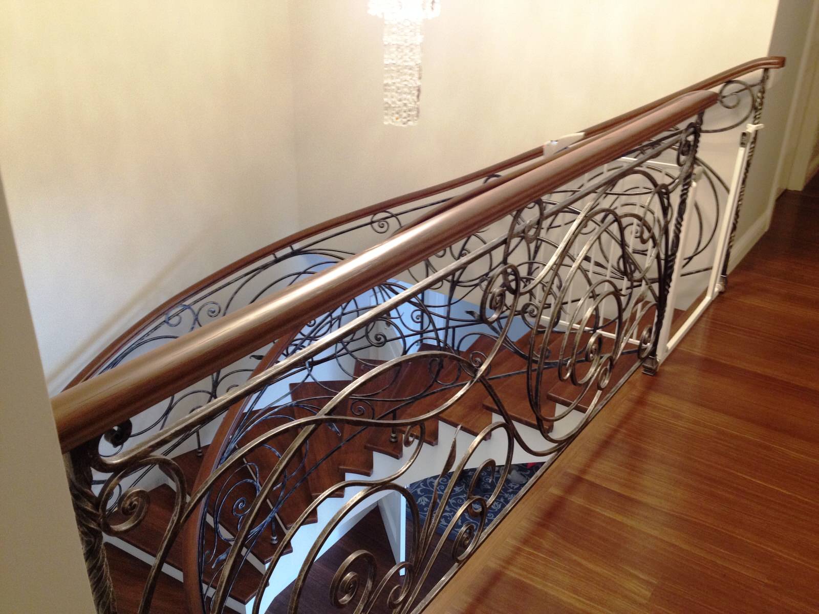 Облицовка  бетонного марша, ступеньки  из  массива  дуба, кованное  ограждение,