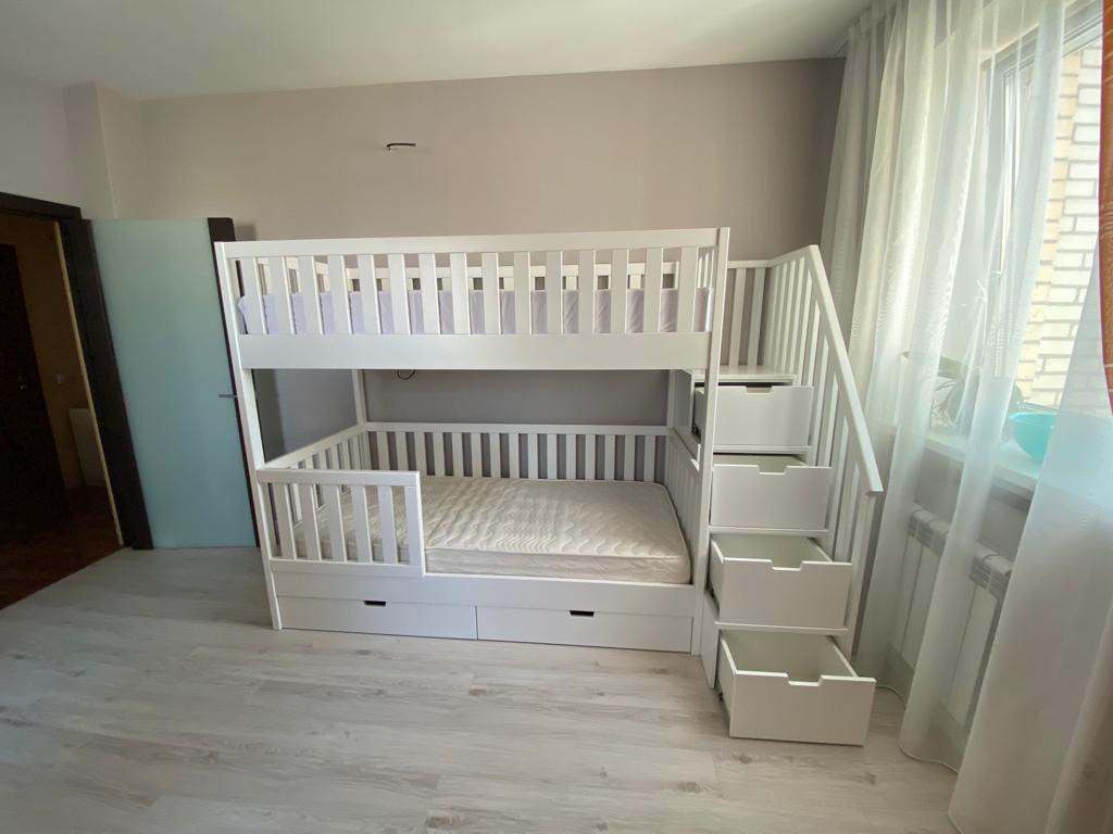 Двухъярусная кровать с лестницей-комодом