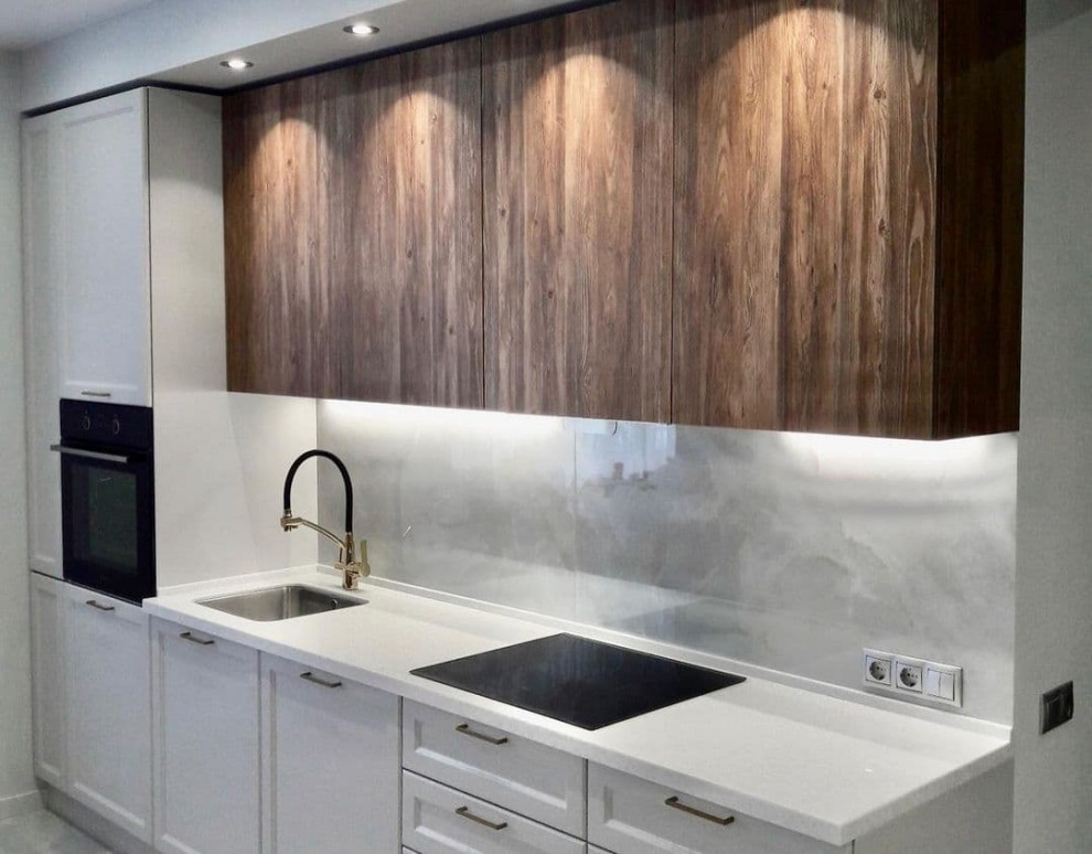 Встроенная кухня в классическом стиле с деревянными фасадами