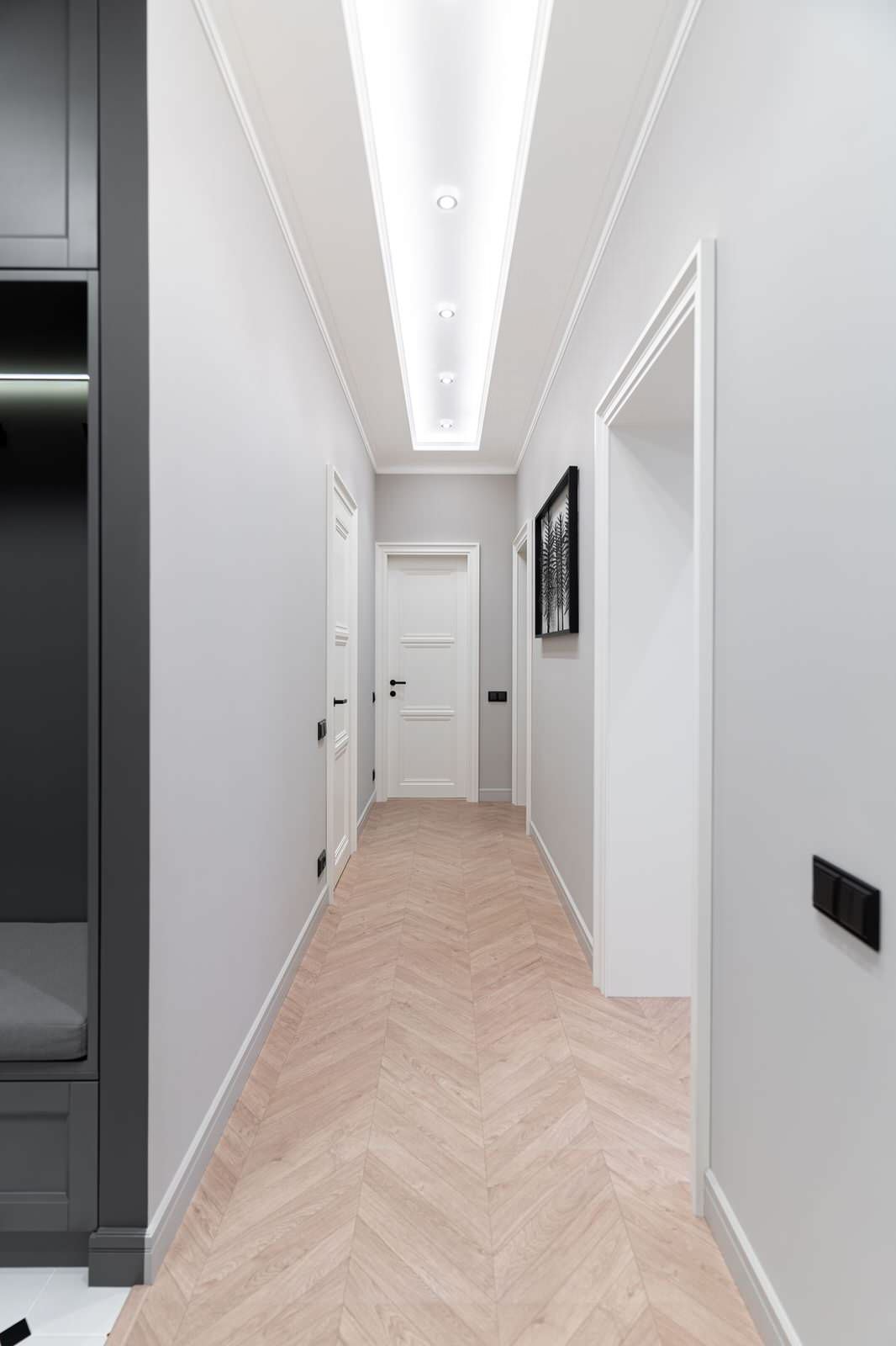 Коридор в стиле английская классика с элементами неоклассики