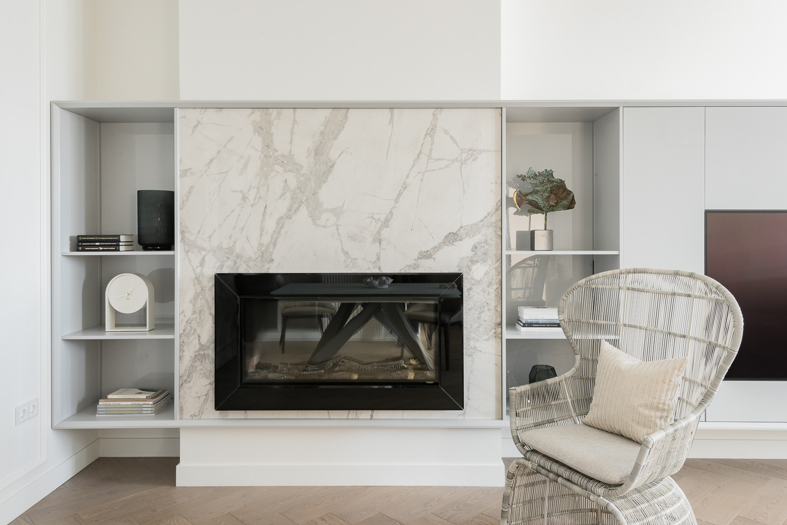 Стеллаж в гостиную