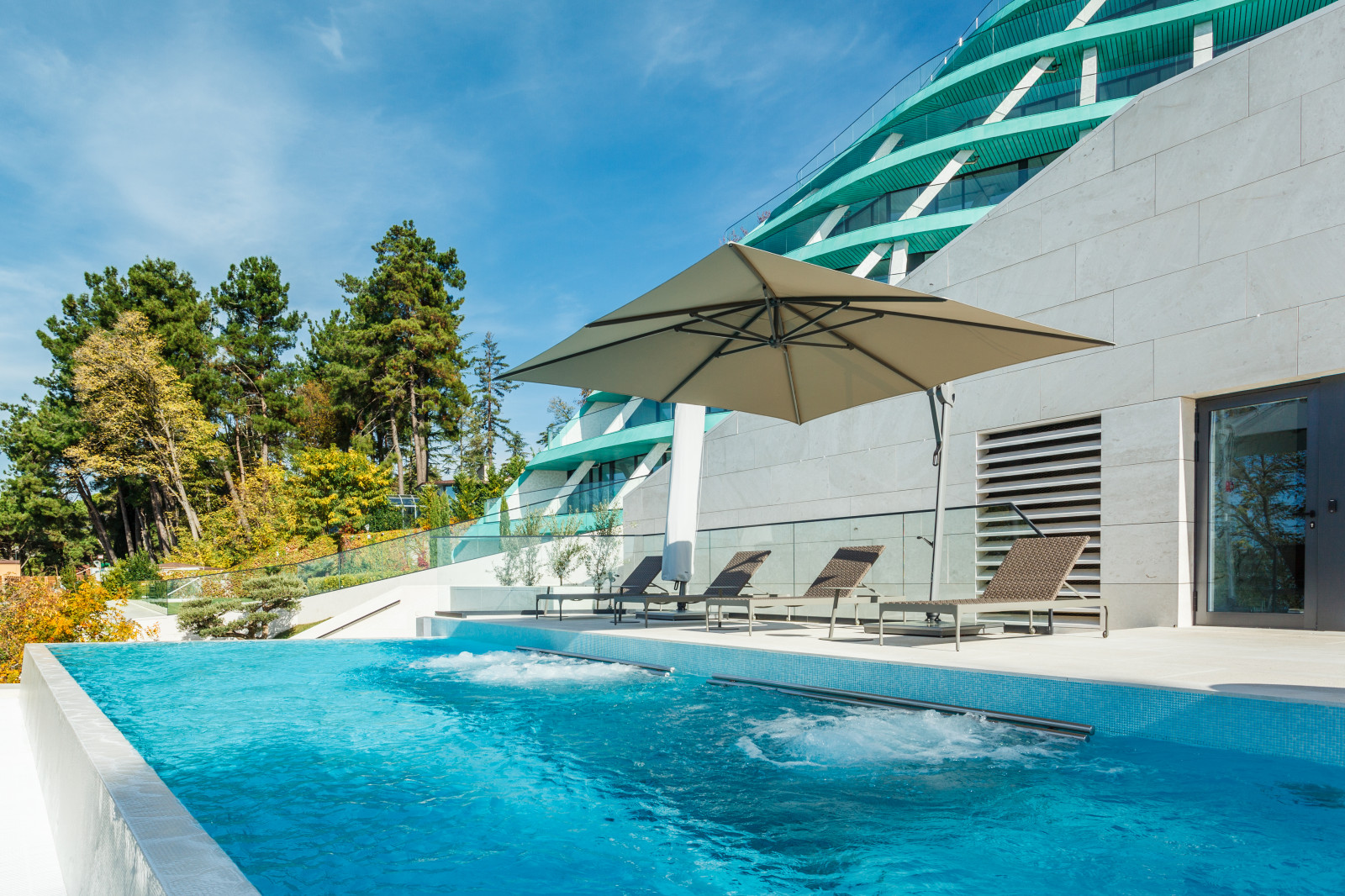 Открытый бассейн infinity в REEF RESIDENCE.