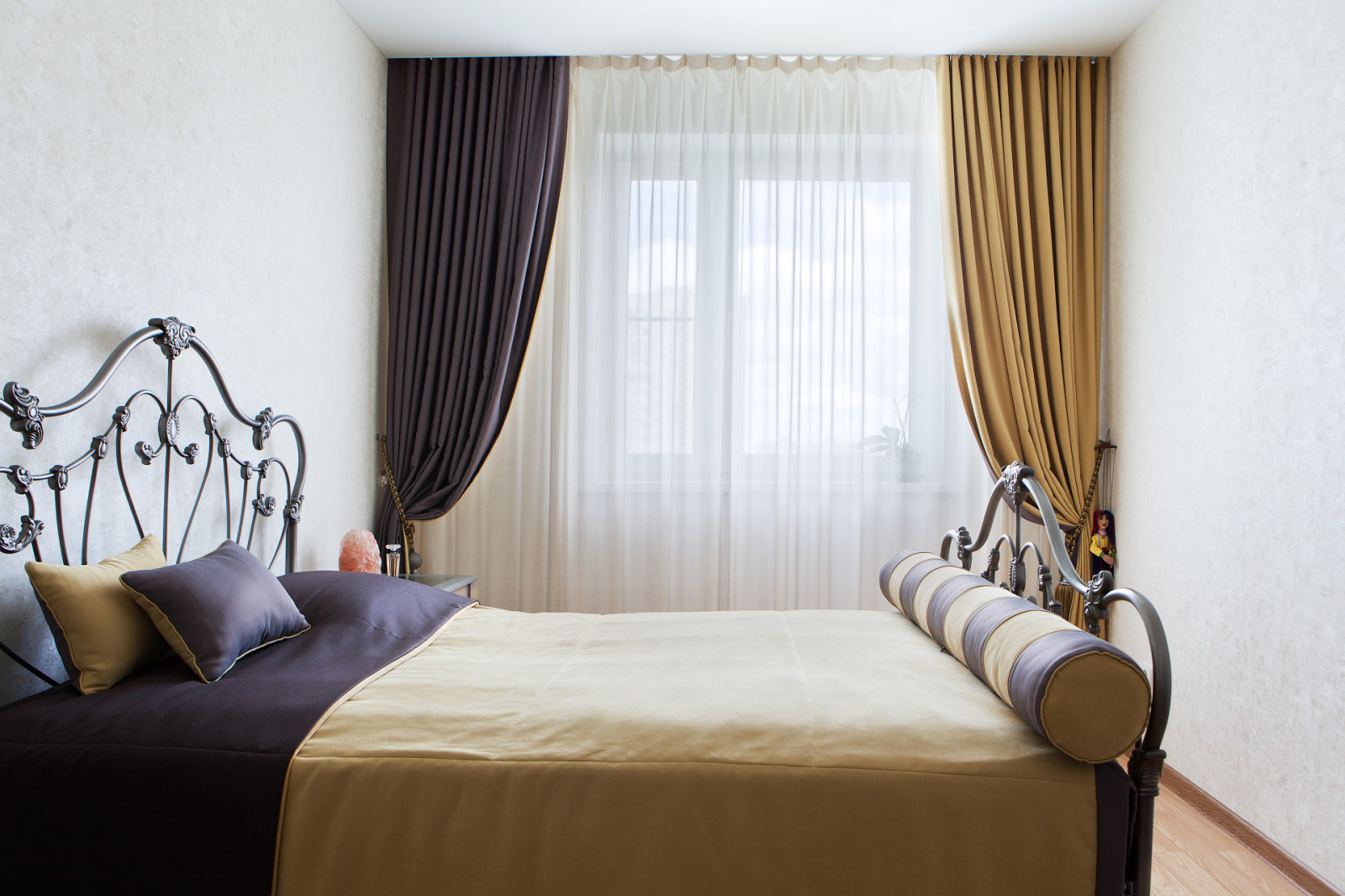 Двуцветный комплект домашнего текстиля для спальни