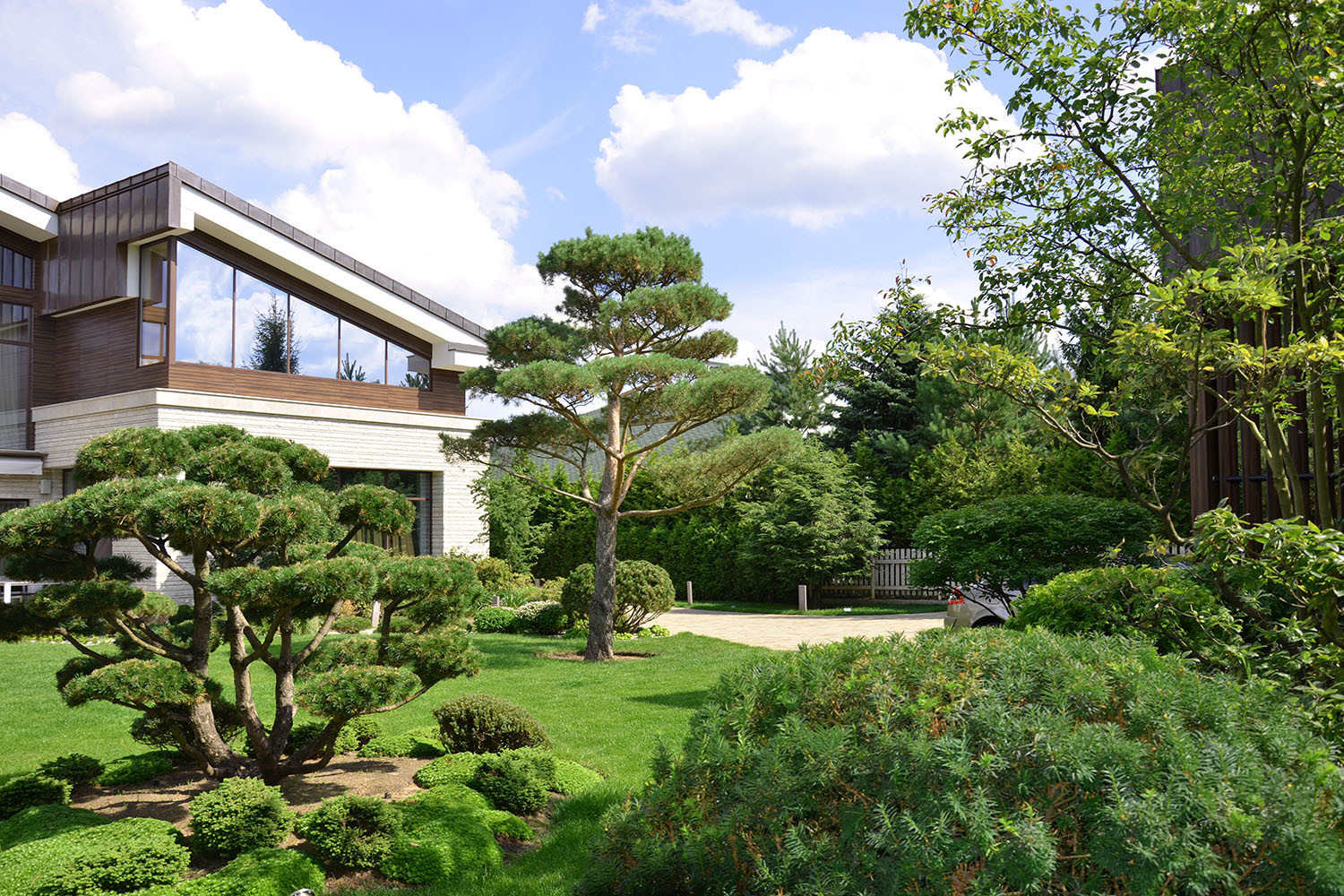 Современный сад в КП "Бенилюкс" вилла 2