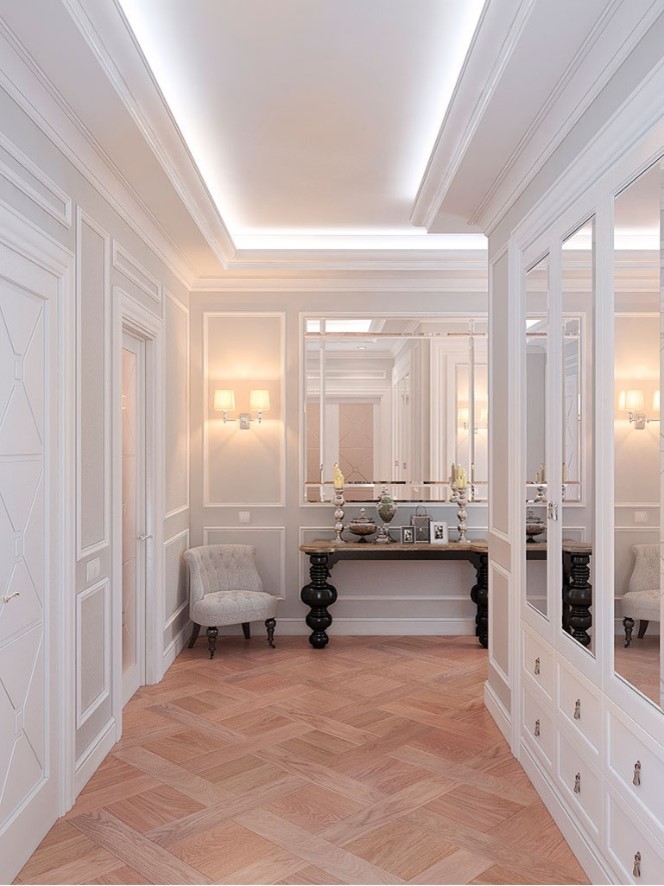 У Ростральных колонн