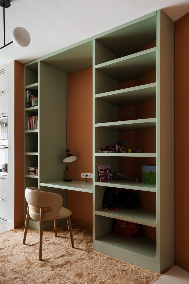 Белая кухня с отдельными пеналами