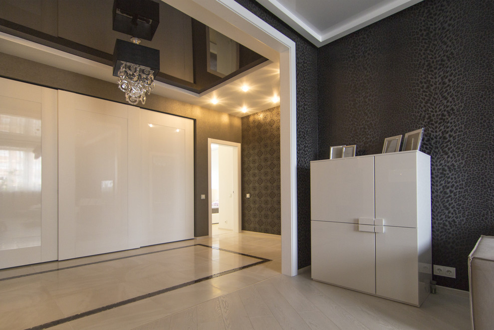 Вид из гостиной на прихожую