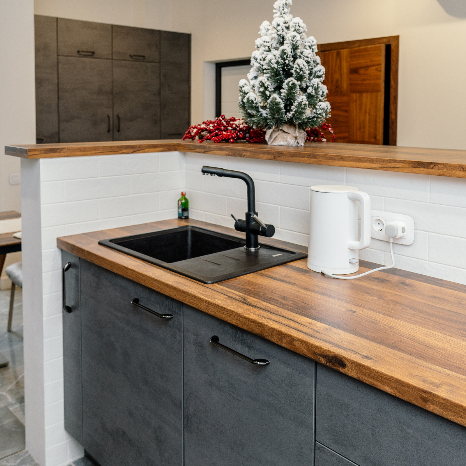 Кухня под бетон с оригинальной барной стойкой