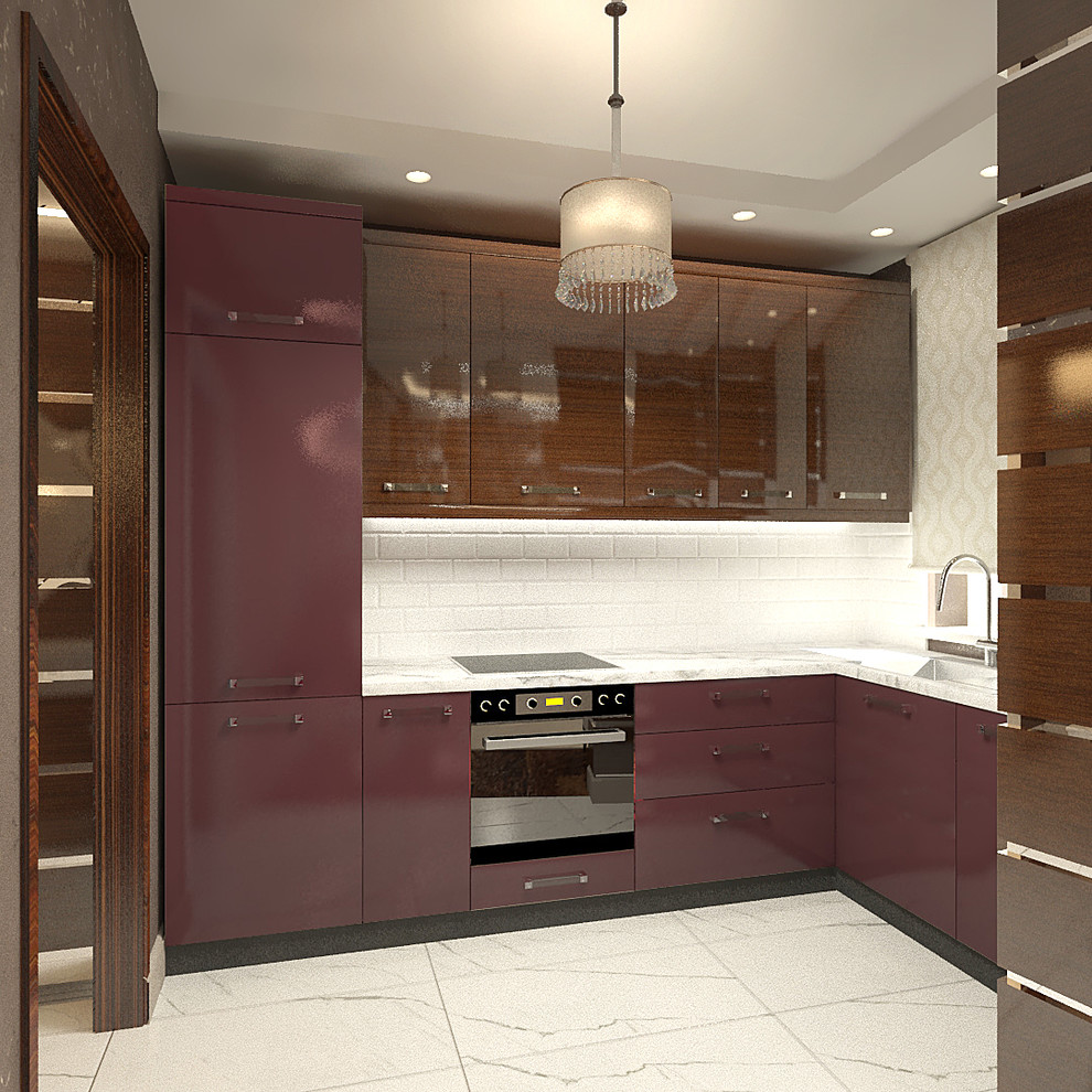 Кухня с окном, глянцевые фасады и шпон.