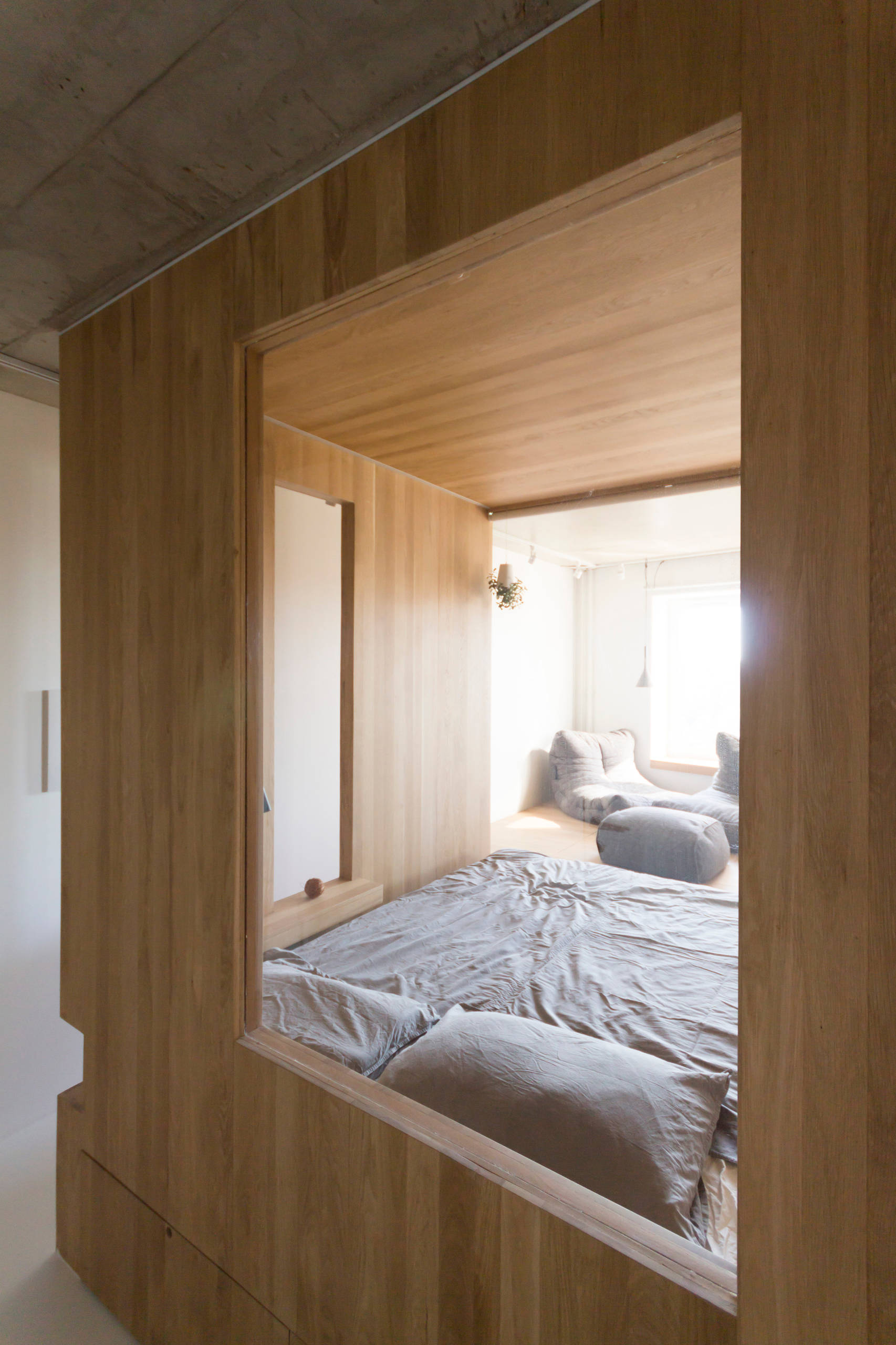 Houzz тур: Спальня в кубе и бетонный потолок для айтишника