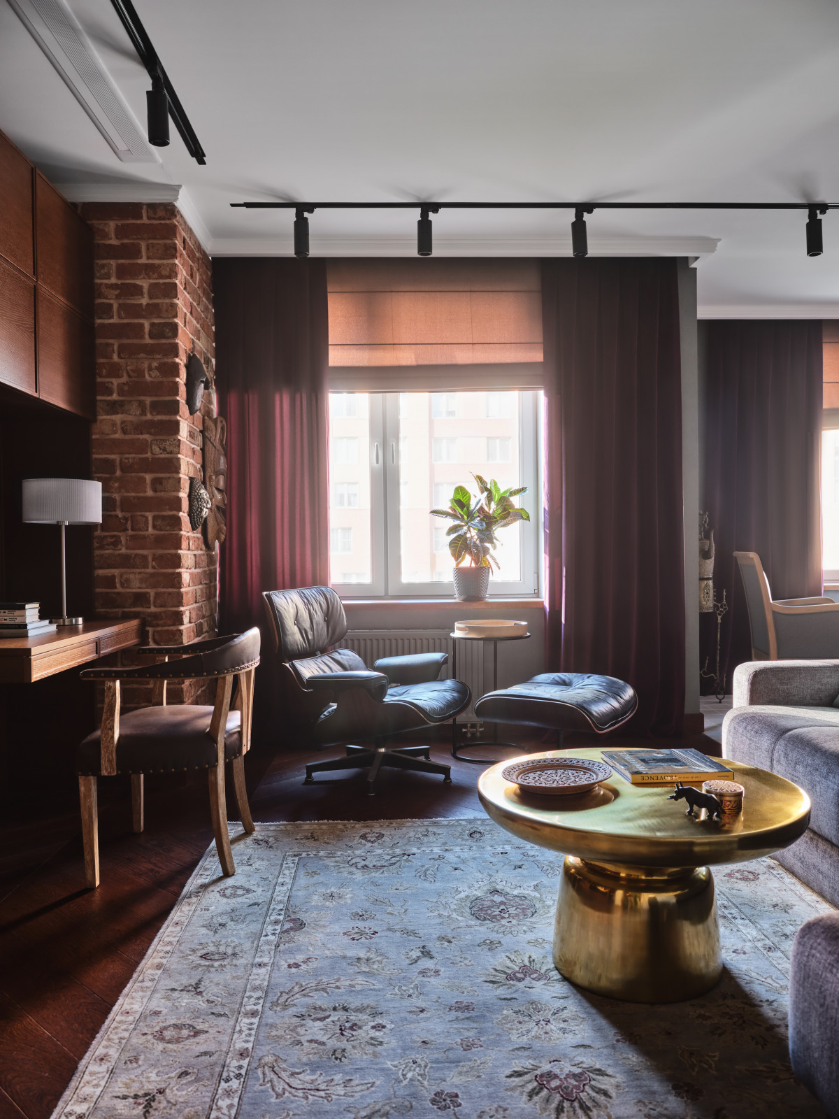 Яркий интерьер с антикварным декором