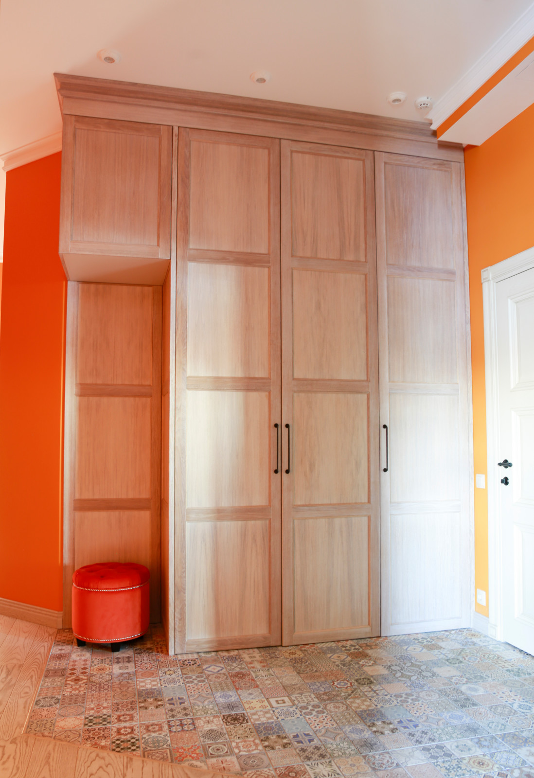 Встроенный шкаф в детскую из массива дуба