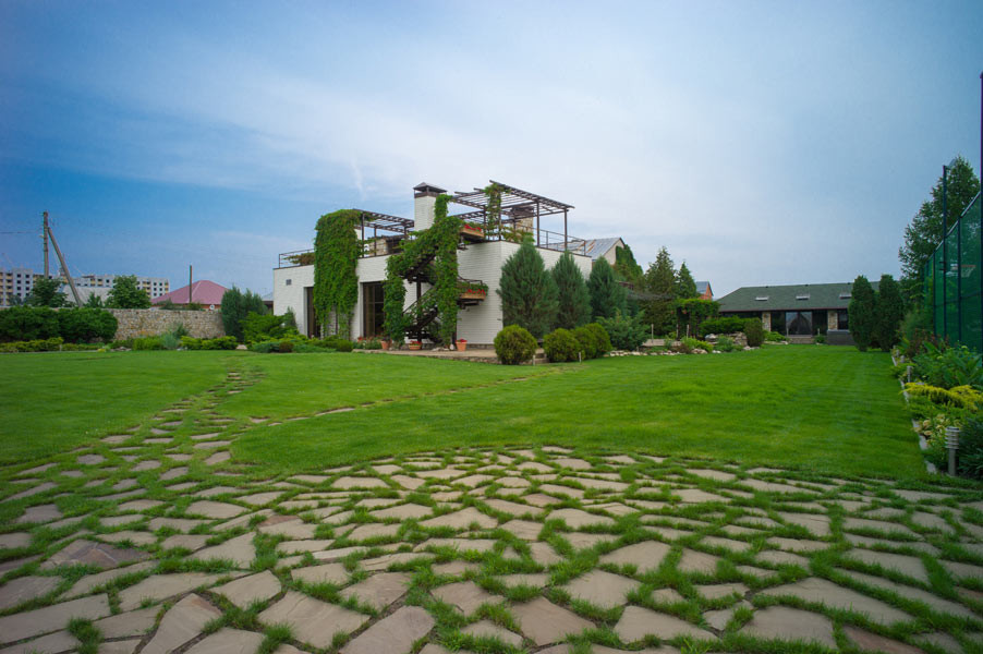 Дом с водопадом