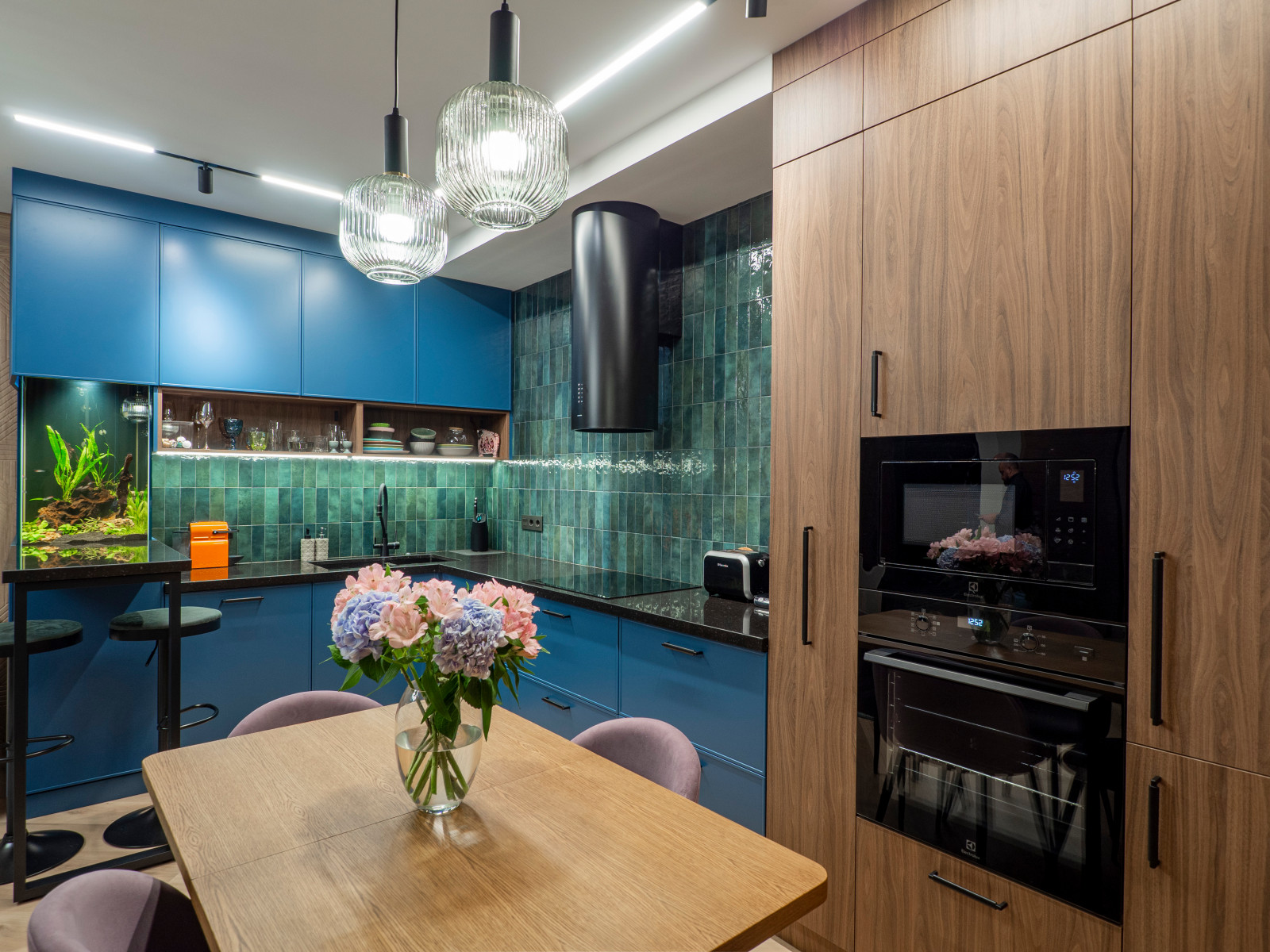 Кухня в современном стиле со встроенным аквариумом