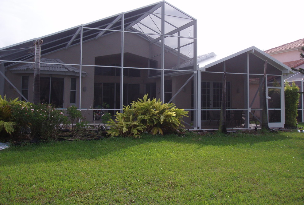 Вольер с навесом из поикарбоната для бассейна и патио