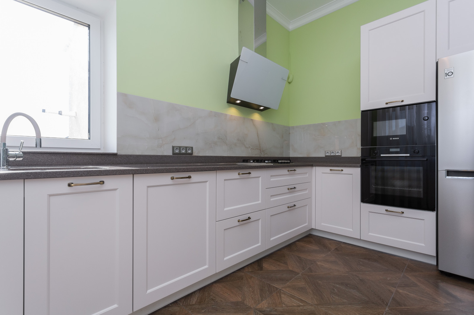 Кухня с островом и каменной столешницей