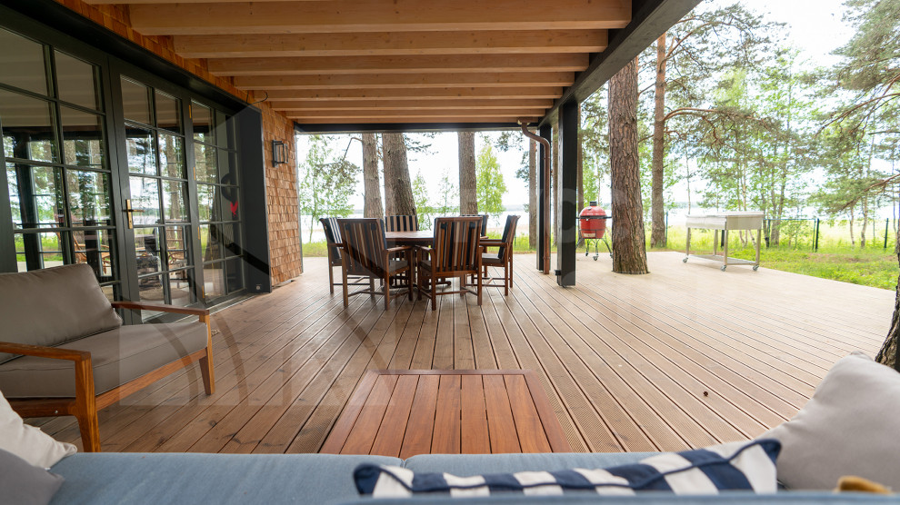 Современный дизайнерский дом с террасой и отделкой из дранки