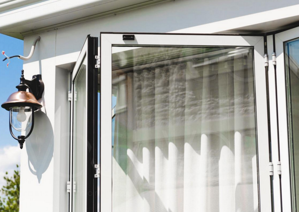 Стеклянная веранда с теплым поворотно-сдвижным и холодным безрамным остеклением